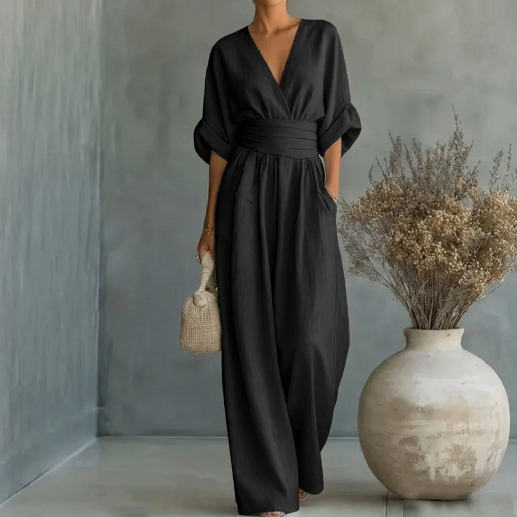 Lang damejumpsuit med V-hals, perfekt for sommer og fest. Komfortabel, elegant og slankende passform for dameklær.