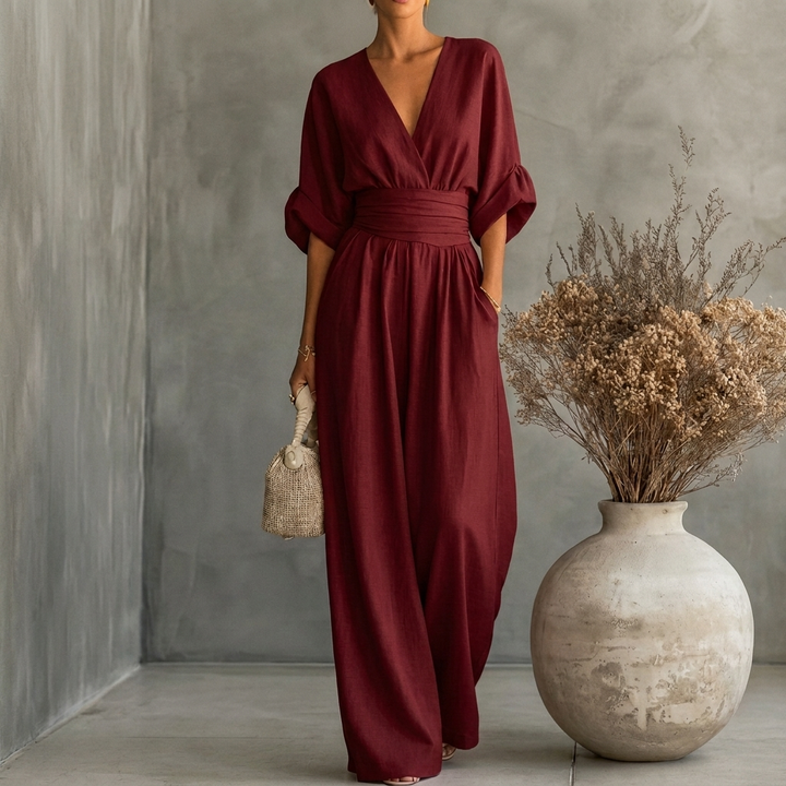 Stilren og elegant damejumpsuit med V-hals. Komfortabel one-piece som fremhever figuren. Perfekt for moteriktig stil.