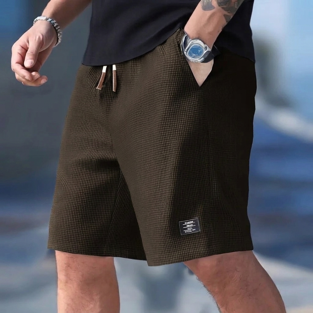 Menns treningsshorts med justerbar snøring og praktiske lommer. Ideell for sport, hverdag og utendørs.