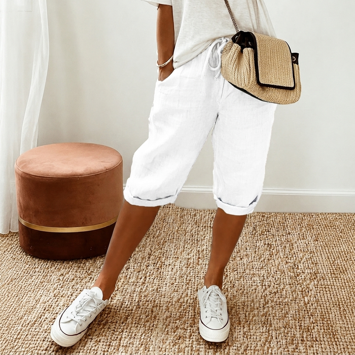 Stilige fritidsshorts for dame. Komfortable, med elastisk midje og lommer, ideelle for sommer og avslappet stil.