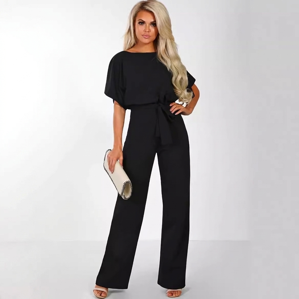 Allsidig damejumpsuit, kortermet og med rett ben. Flott for sommer og fritidsmote, et moderne ettdels antrekk.