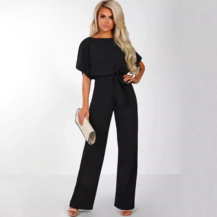 Allsidig damejumpsuit, kortermet og med rett ben. Flott for sommer og fritidsmote, et moderne ettdels antrekk.