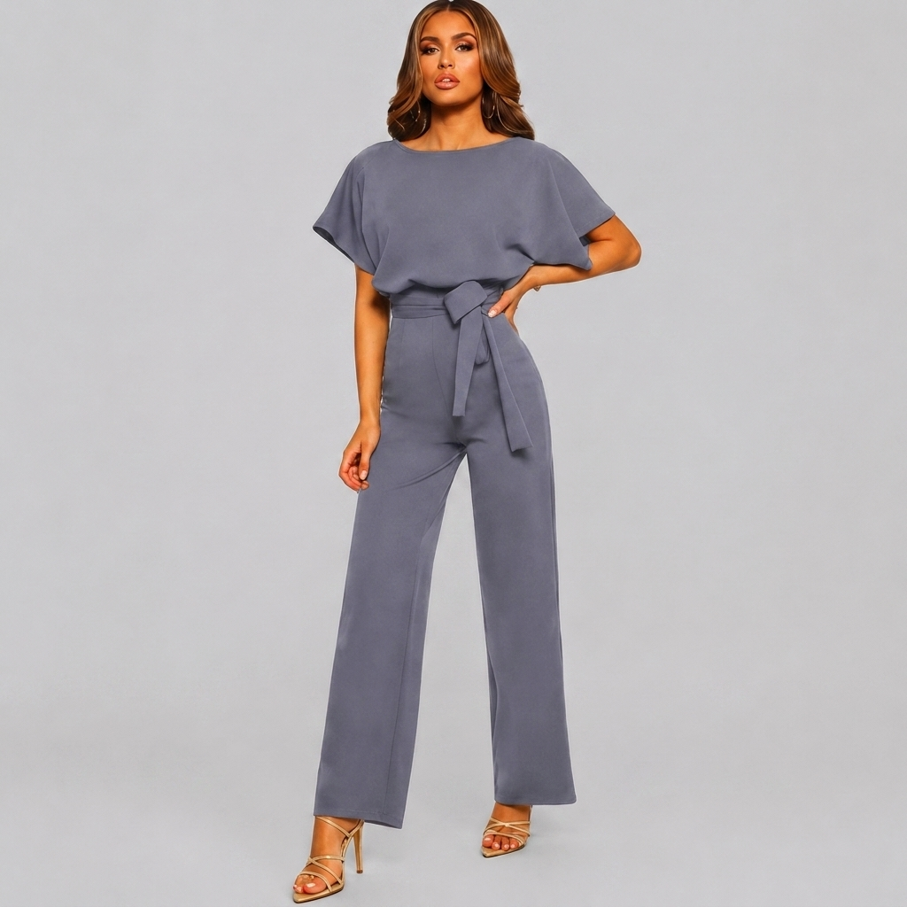 Trendy kortermet damejumpsuit med rett ben. Enkelt og stilfullt for sommerdager og avslappet fritidsmote.