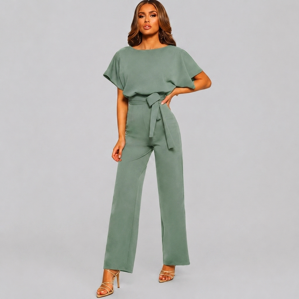 Lett og luftig damejumpsuit, kortermet og med rett ben. Ideell for varme sommerdager og fritidsmote.
