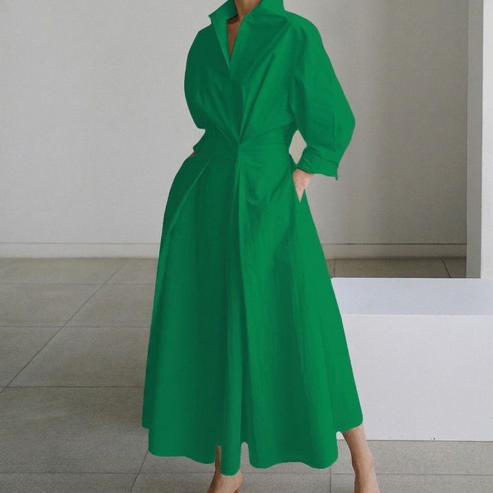 Modell viser dame langermet svingkjole med elastisk midje, mønstret design.