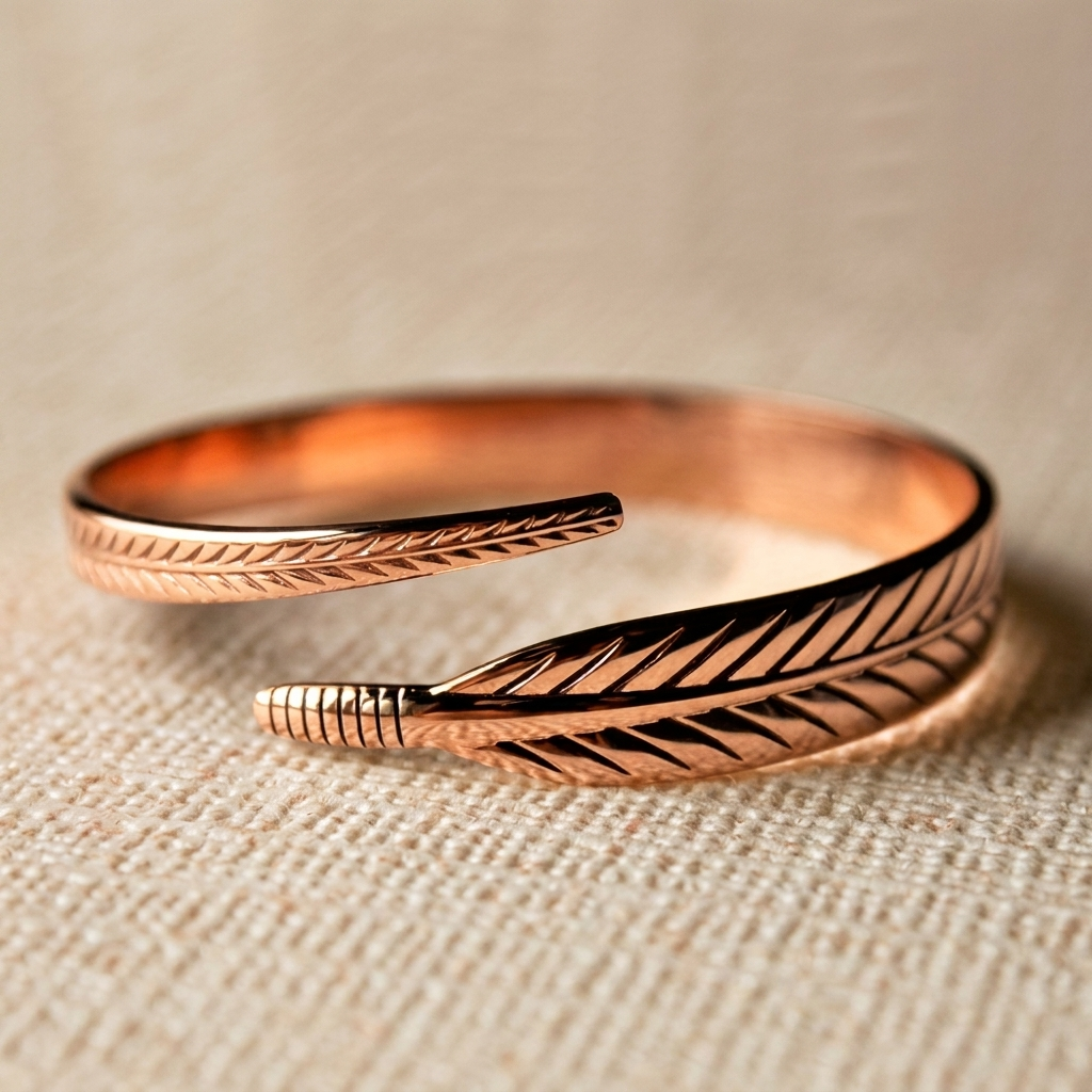 Elegant retro kobberarmbånd for kvinner med detaljert bladmønster. Perfekt botanisk vintage smykke for hverdagsbruk.
