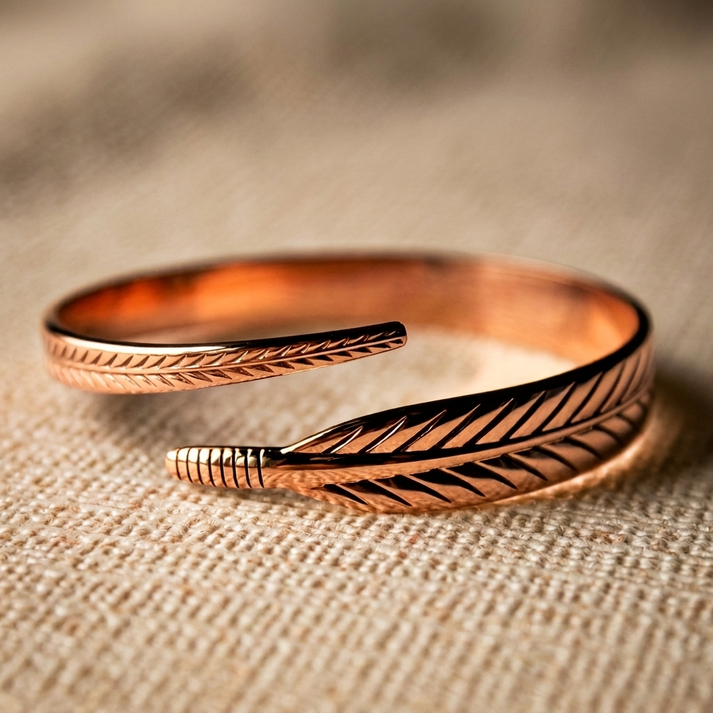 Unikt vintage kobberarmbånd med intrikat bladmønster, ideelt tilbehør for kvinner. Tidløst smykke og gave.