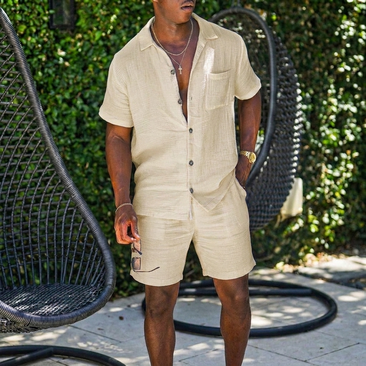 Beige herreskjorte, kortermet lapel design. Casual linblanding sommerskjorte, ideell for strand og reise.