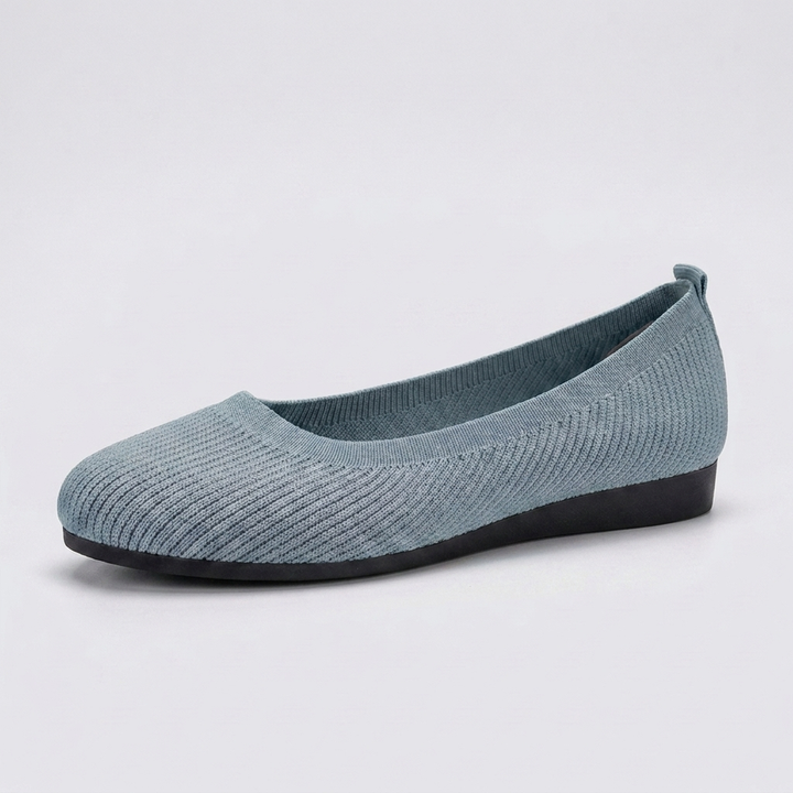 Sommersko: Lette, pustende flate slip-on damesko med rund tå. Enkel å ta på.