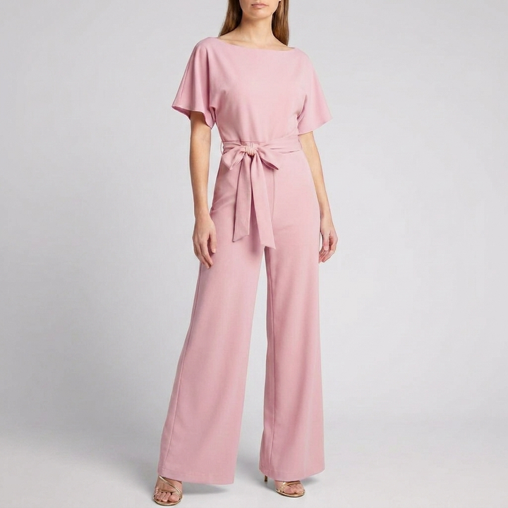 Modell iført kortermet jumpsuit med belte og vide ben. Elegant og komfortabel kvinners sommerdrakt.