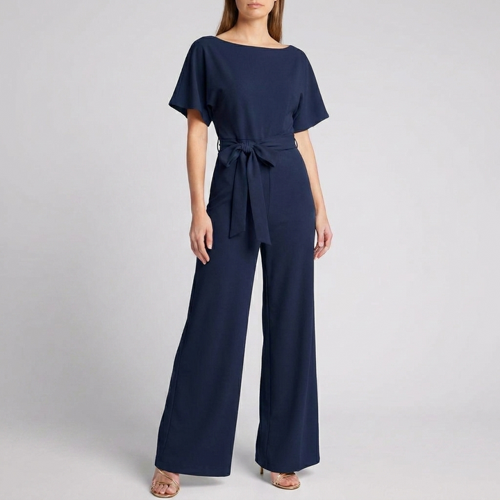 Kvinners kortermet jumpsuit med vide ben og belte, i tidløs farge. Komfortabel og chic hverdagsmote.