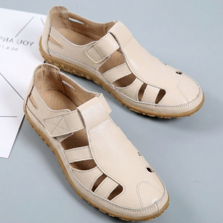 Allsidige flatesandaler med hulldesign, damemodell som passer til reise, ferie og fritid. [[lstfy-media:11]]