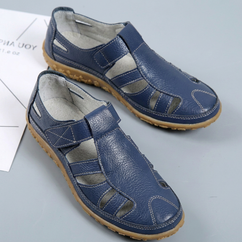 Stilfulle flatesandaler for damer, med elegant hulldesign for fritid og reise. [[lstfy-media:7]]
