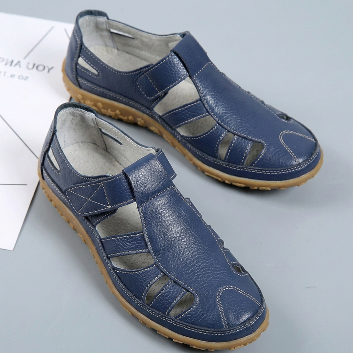 Stilfulle flatesandaler for damer, med elegant hulldesign for fritid og reise. [[lstfy-media:7]]
