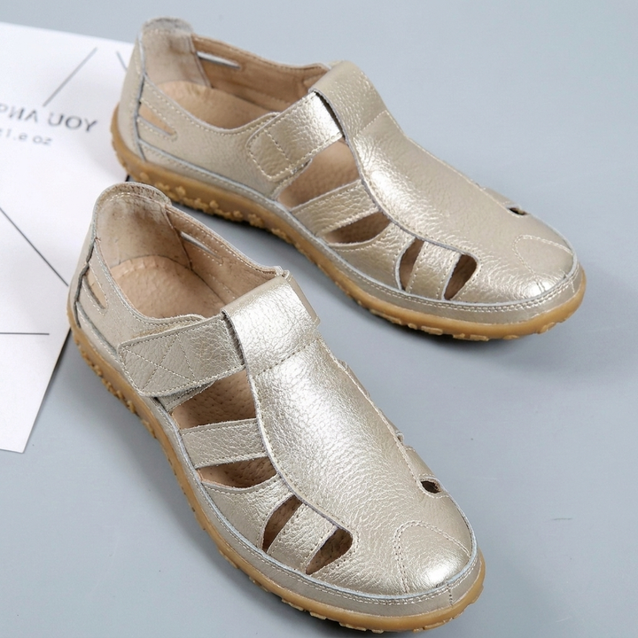 Dame sandaler med unikt hulldesign, perfekte komfortsko for sommerens aktiviteter. [[lstfy-media:9]]