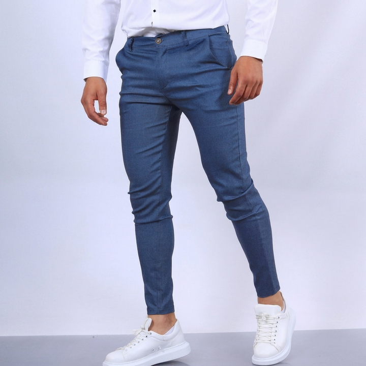 Sideprofil av herre slim fit blyantsbukser. Viser den slanke passformen for smart casual bruk.