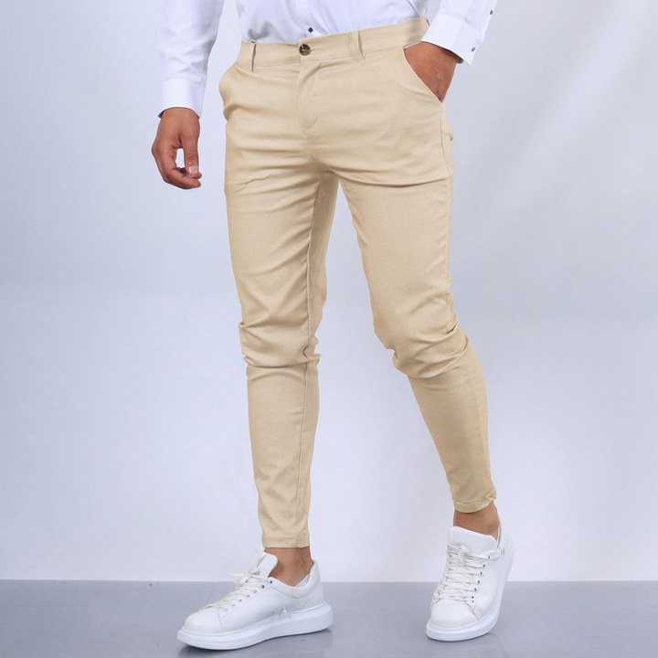 Bakfra bilde av herre blyantsbukser med lommedetaljer. Slim fit passform for smart casual stil.