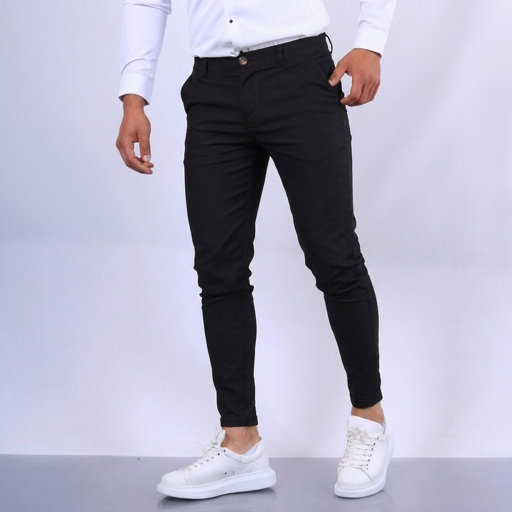 Detaljer av midje og knappelukking på herre slim fit blyantsbukser, for en polert casual look.