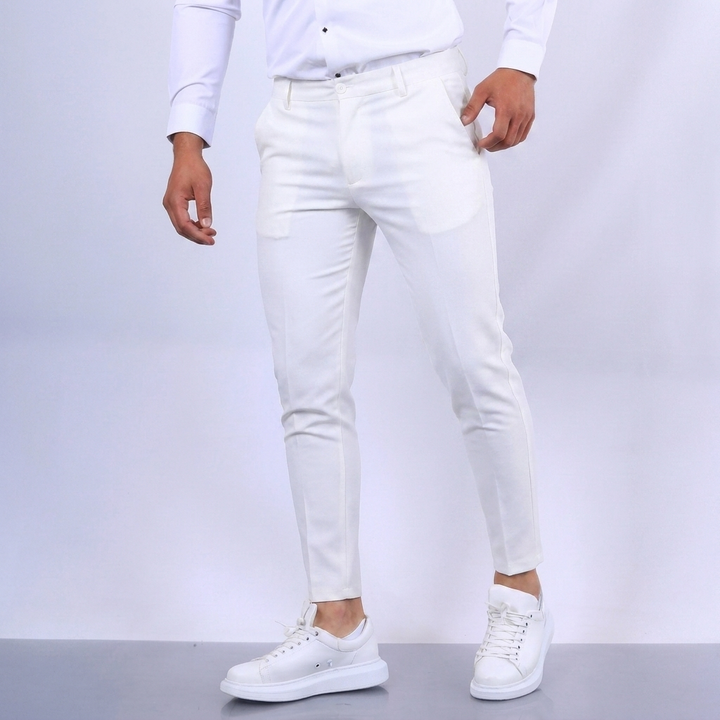Nærbilde av stoffet på herre slim fit stretchbukser i bomullsblanding, perfekt for smart casual.