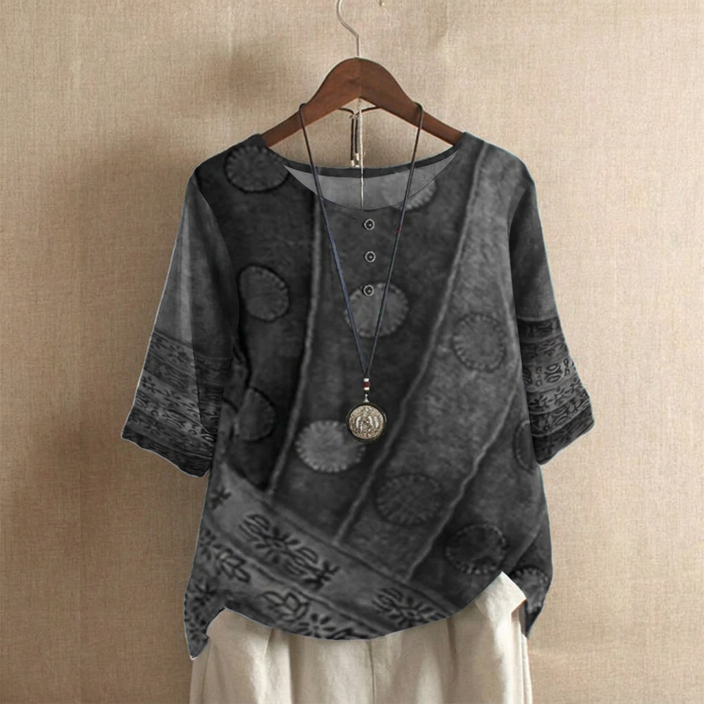 Casual mønstret kvinnebluse med 3/4 ermer, løs passform og komfortabelt stoff. Boho vintage stil.