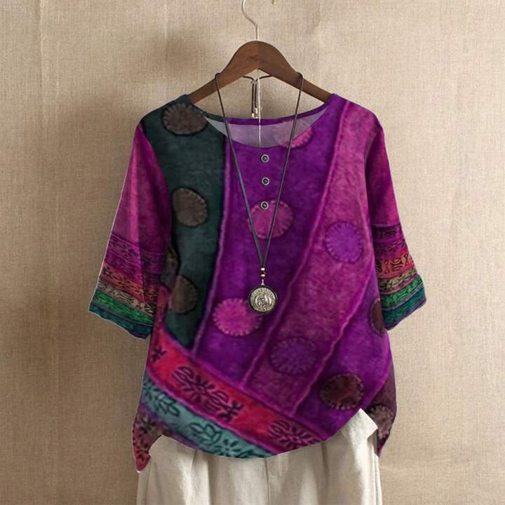 Vintage inspirert kvinnebluse med digitalt trykk, 3/4 ermer og løs passform. Komfortabel sommer casual topp.