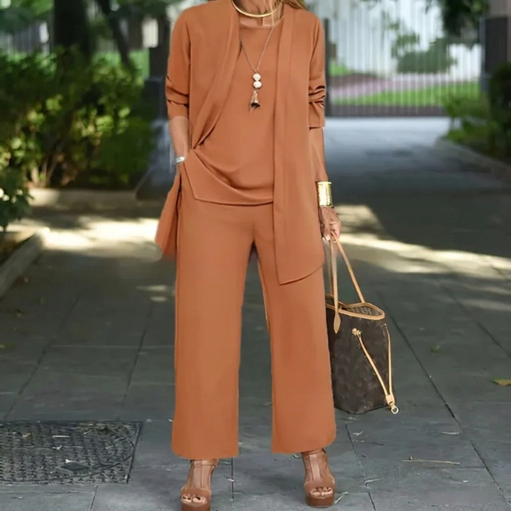 Lang cardigan draktsett for dame. 3-delt sett med ermeløs topp og vide bukser. Elegant og behagelig.