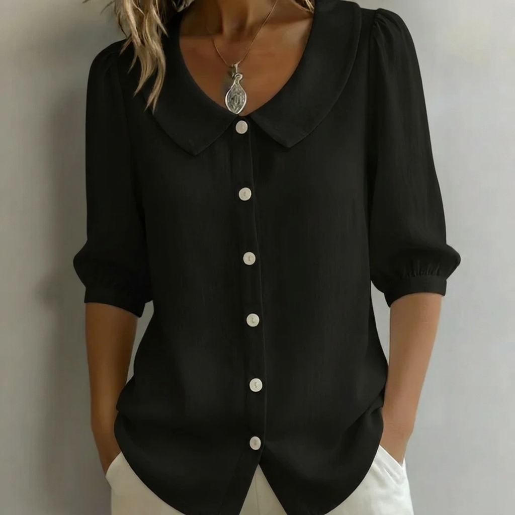 Stilig damebluse med korte puffermer og knappestolpe. Allsidig for kontor, hverdag og sommerbruk.