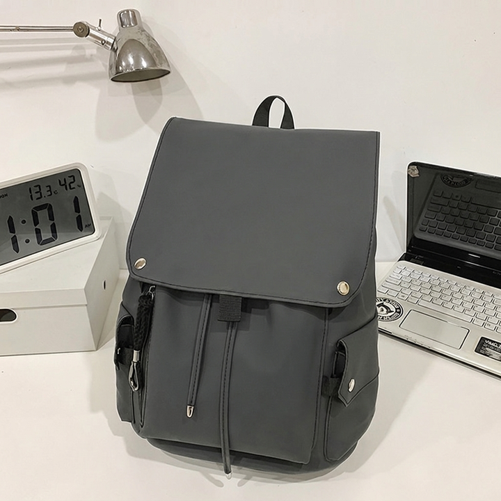 Menns stilige arbeidsveske for laptop på et kontor, profesjonell dataveske for den organiserte businessmannen.