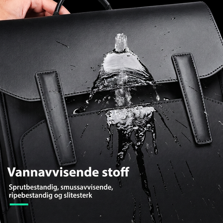 Bakside av svart herre ryggsekk med polstrede stropper. Romslig laptopveske for student, jobb og reise.