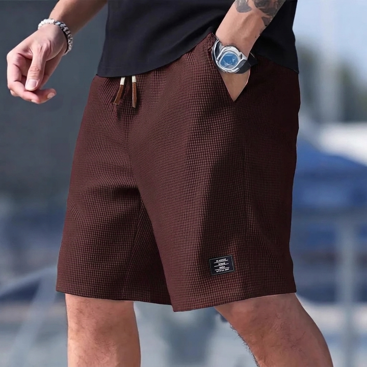 Behagelig herre sommershorts med justerbar snøring og lommer. Allsidig fritidsshorts for menn.