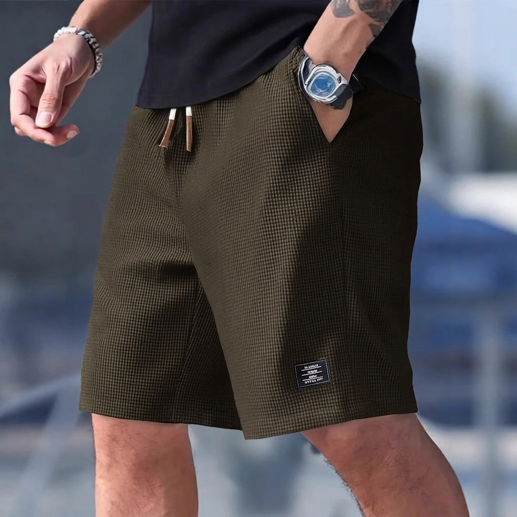 Allsidig herre sportsshorts med komfortabel passform og sikre lommer. Optimal for fritid og trening.