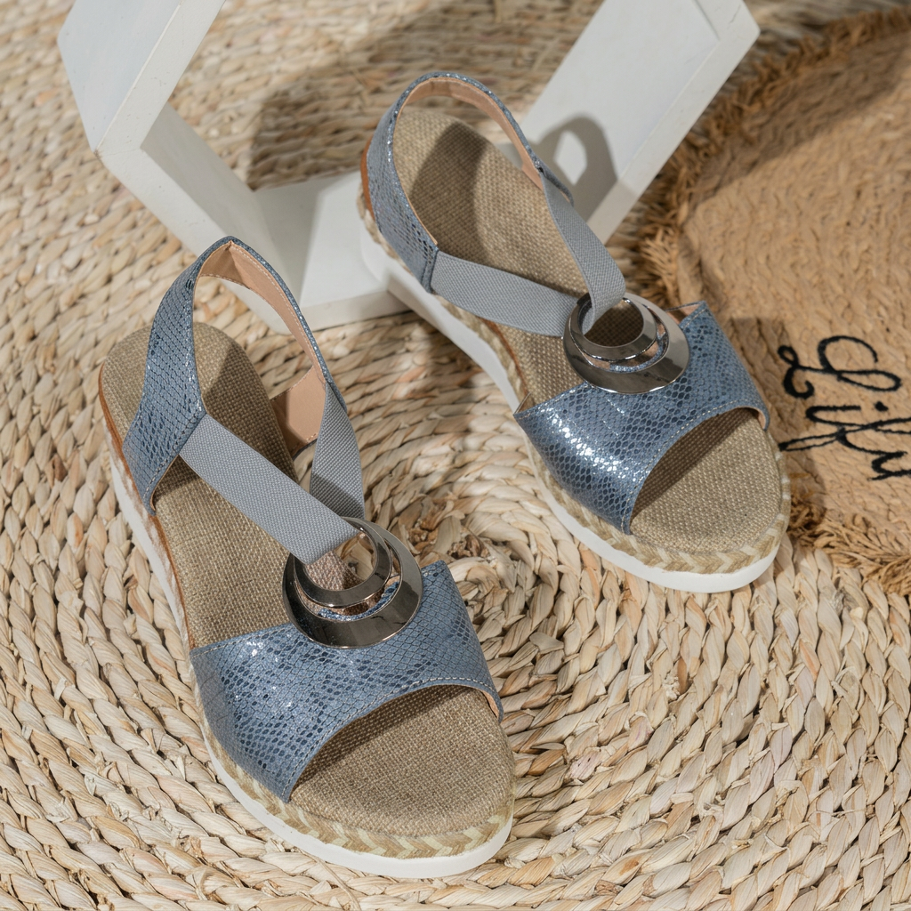 Sommerelegante kvinnesandaler med peep toe og wedge. Gir stil og komfort for ferie og fritidsbruk.
