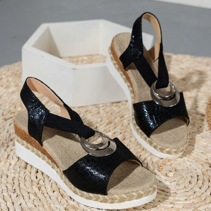 Kvinners wedge sandaler med åpen tå (peep toe). Moderne og elegante sommersko for fritid og ferie.