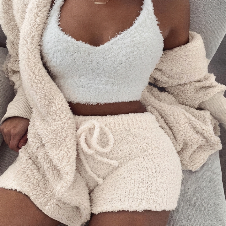 Myk kvinners 3-delt pysjamas med shorts, langermet topp & tanktopp. Perfekt for avslappet loungewear.