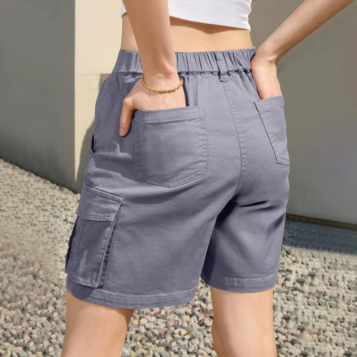 Sommerlig dame cargo shorts, høy midje, avslappet stil, et must for damemote.