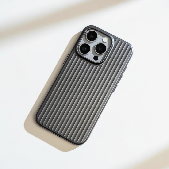 Nærbilde av minimalistisk iPhone-deksel som viser støtsikker design og elegant finish.