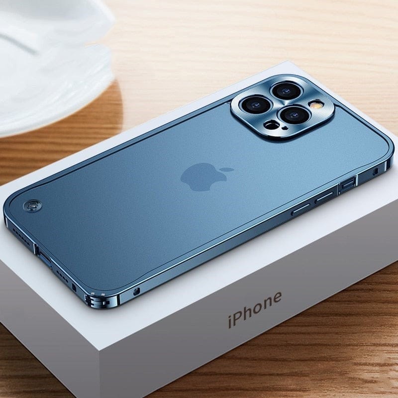 Nærbilde av premium aluminium deksel til iPhone. Glatt overflate med robust metallramme for mobilbeskyttelse.