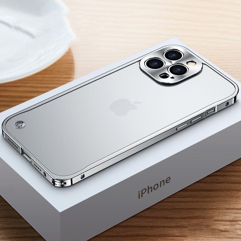 iPhone 15/14 i et elegant aluminium støtfangerdeksel. Viser perfekt passform og full mobilbeskyttelse.