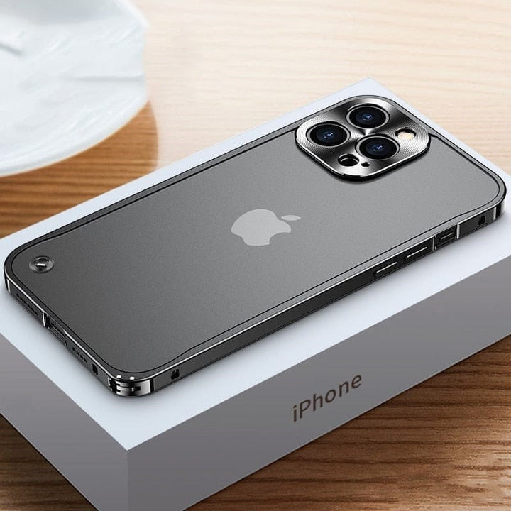Moderne iPhone tilbehør: lettvekts aluminium deksel med slank metallramme for premium stil og beskyttelse.