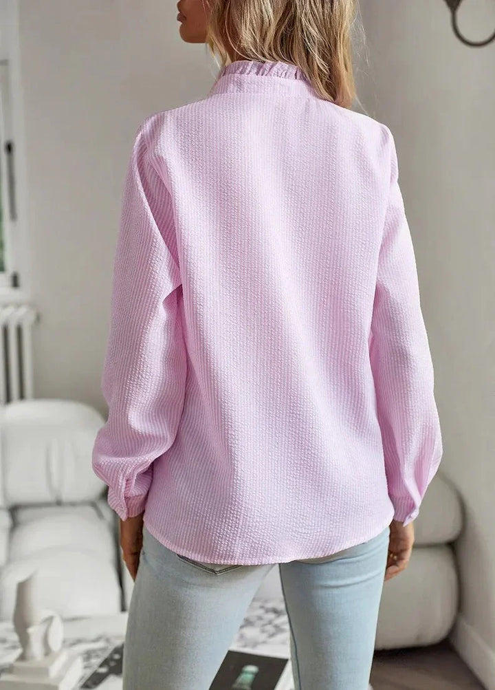 Elegant allround kvinnebluse, langermet, i hvit. Komfortabel og klassisk for enhver anledning.