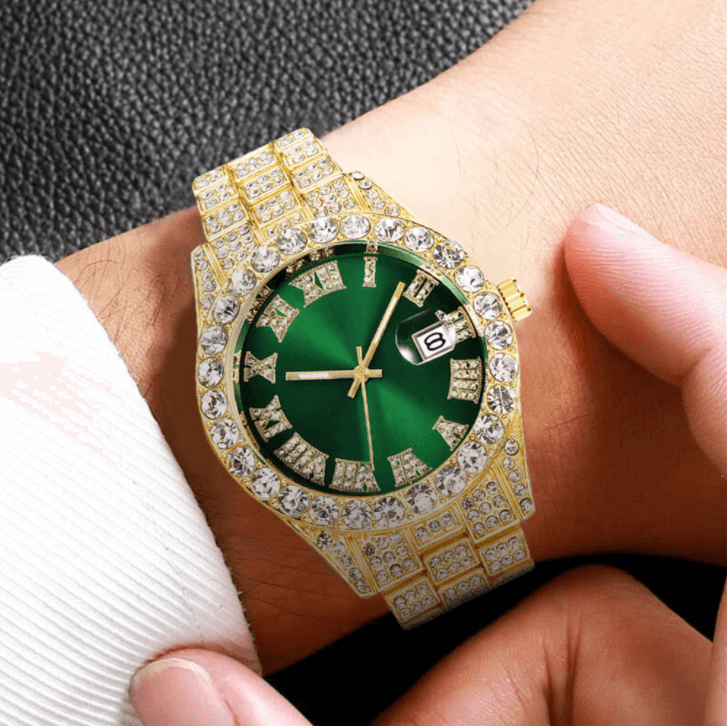 Glitrende herreklokke, fullt iset med romertall. Et luksuriøst armbåndsur som definerer mannlig mote og stil.