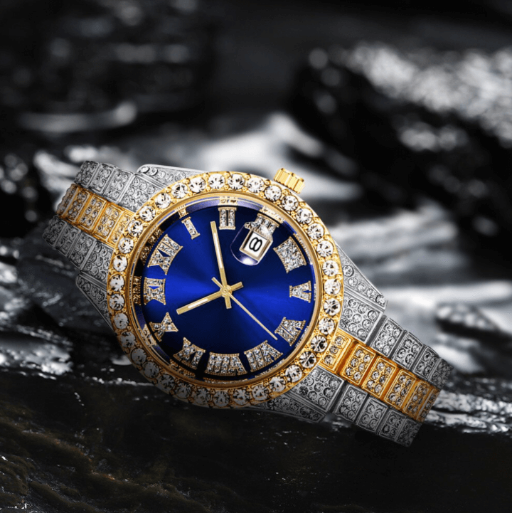 Nærbilde av romertall og iset urskive på en herreklokke. Detaljert design på et luksuriøst armbåndsur.