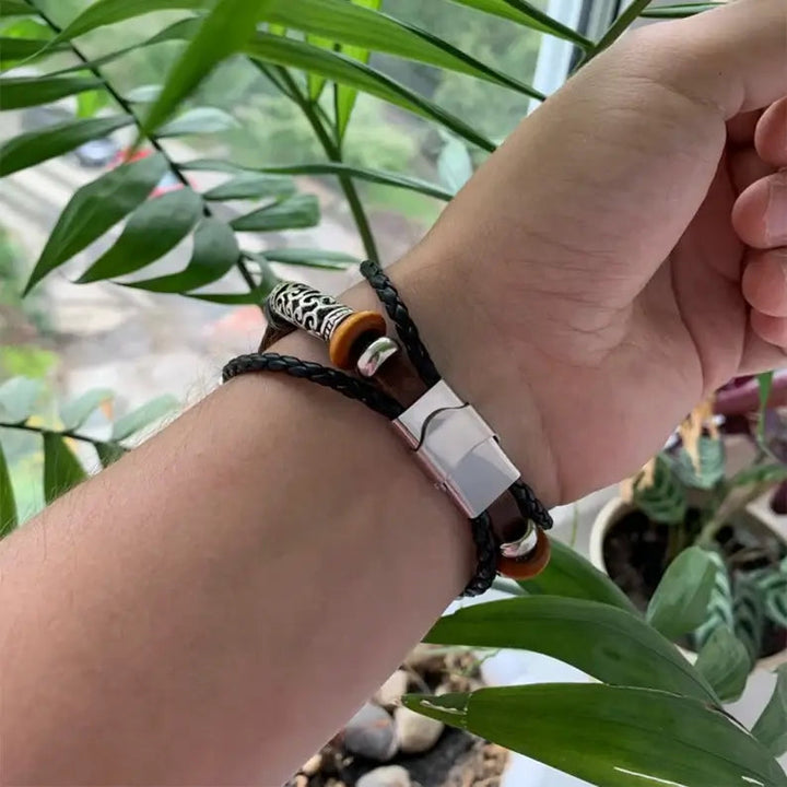 Svart vintage klokkereim i ekte skinn til Apple Watch. Elegant og retro tilbehør for din smartklokke.