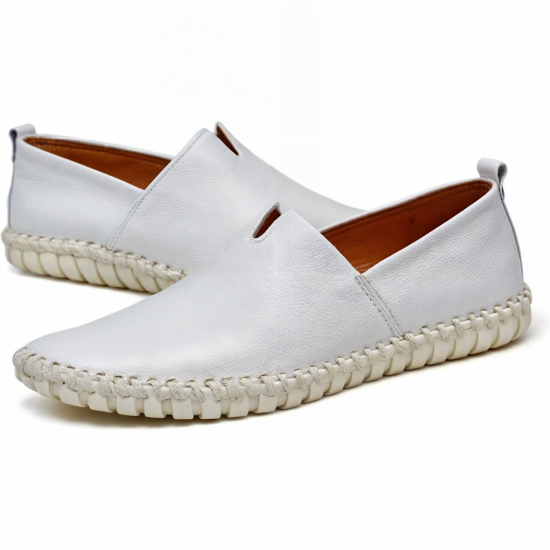 Et par pene herre loafers i mørkt skinn. Elegant og komfortabel slip-on sko for enhver anledning.