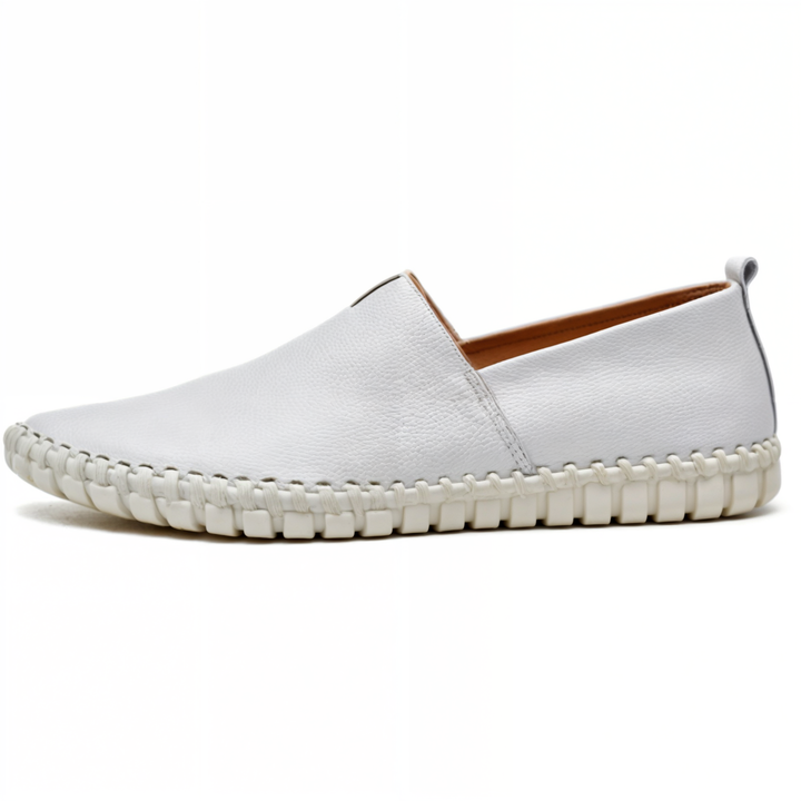 Frontbilde av klassiske herre loafers i skinn. Perfekt balanse mellom stil, komfort og kvalitet.
