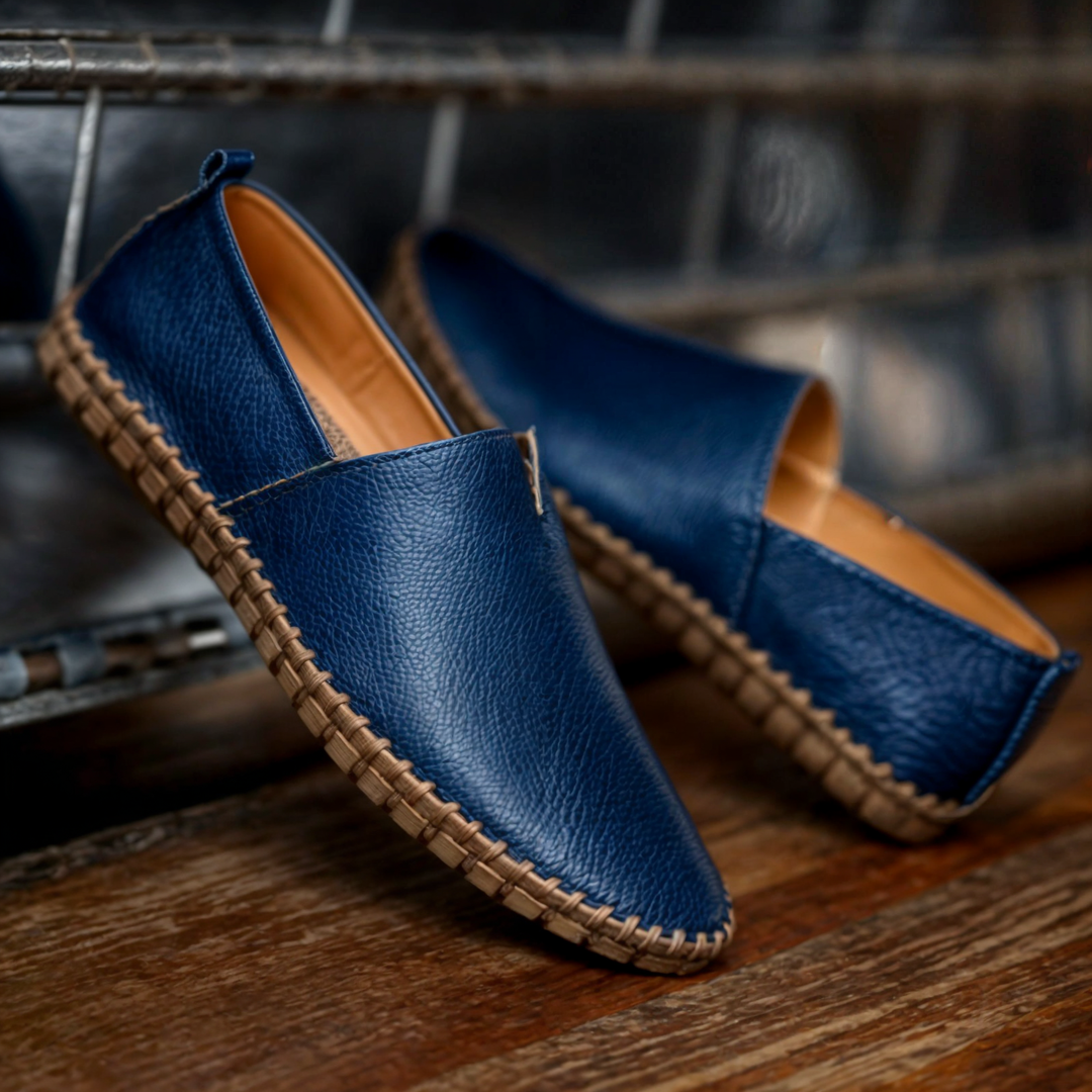 Detaljert bilde av overflaten på en klassisk herre loafer i mykt skinn. Stil og komfort.