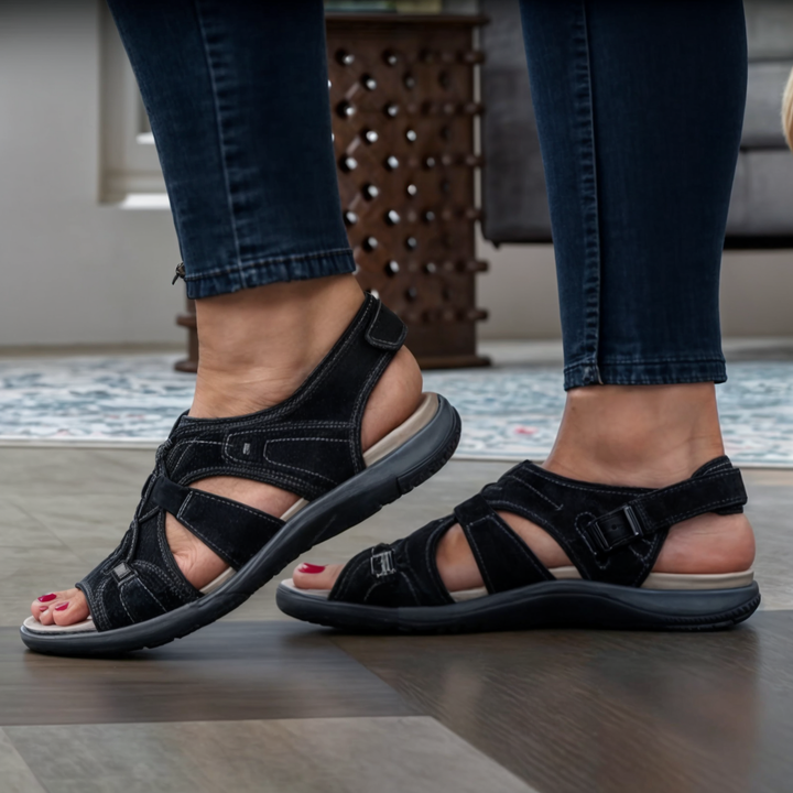 Detalj av dame sandal med åpen tå, viser komfortabel såle og solid design.