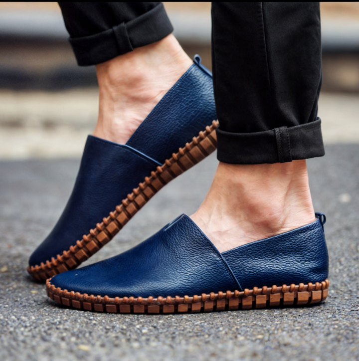 Mann som bruker stilige herre loafers i skinn. Komfortabel og elegant hverdagssko for menn.