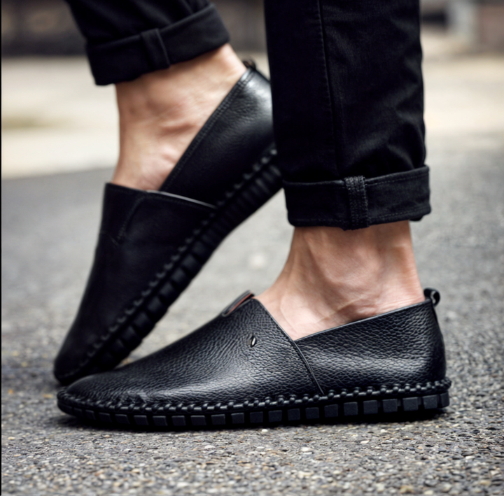 Sideprofil av en klassisk loafer for menn. Tidløs slip-on stil og komfortabel passform.