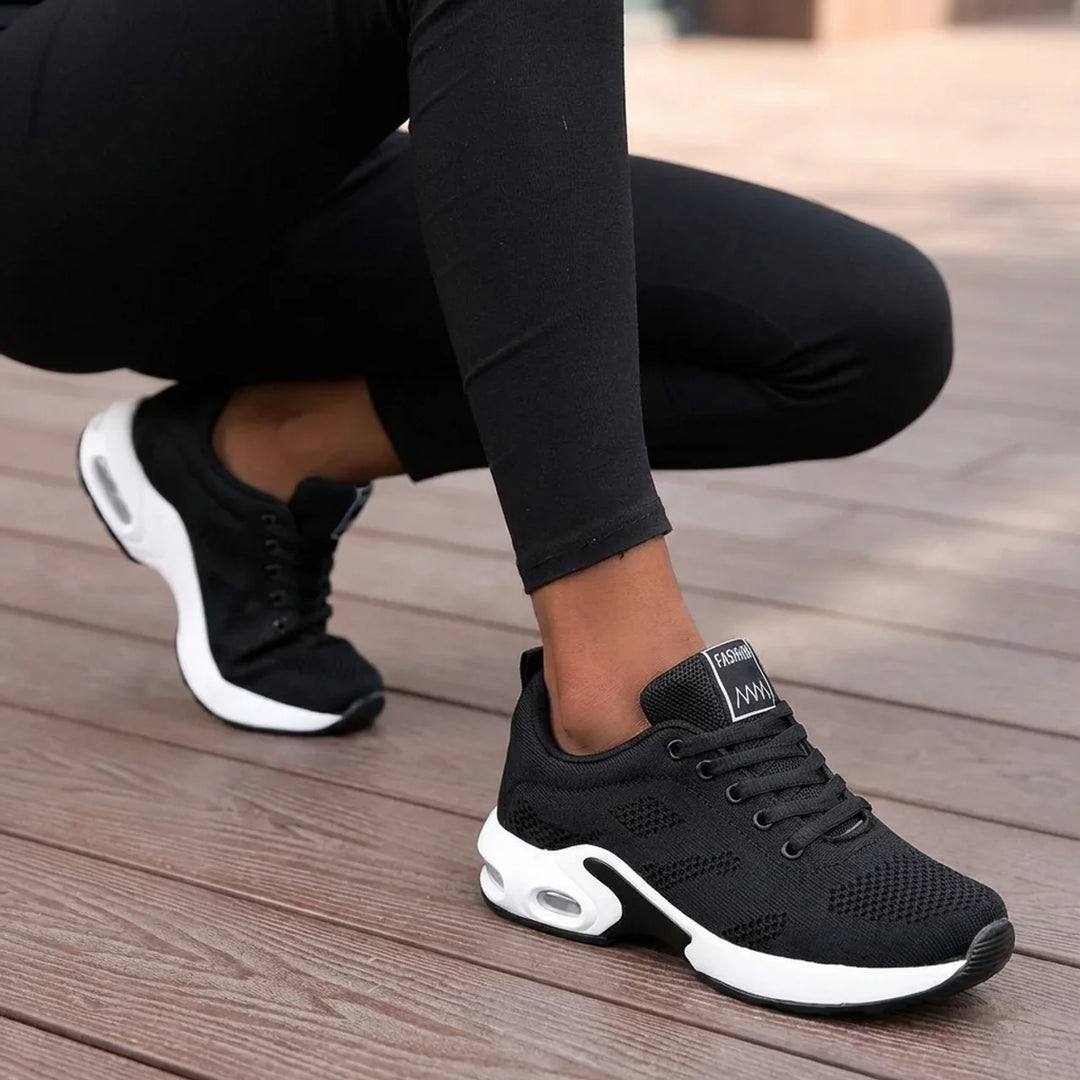 Lette slip-on sneakers for dame. Komfortable hverdagssko, ideelle for fritid og korte turer.